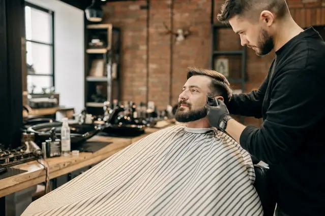 Barber Sanok po urlopie: jak ogarnąć włosy, brodę i kontury, gdy wracasz do pracy