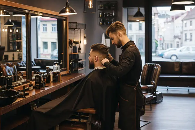 Barber Sanok przed miejskim dniem: fryzura i broda, które wyglądają dobrze od rana do wieczora