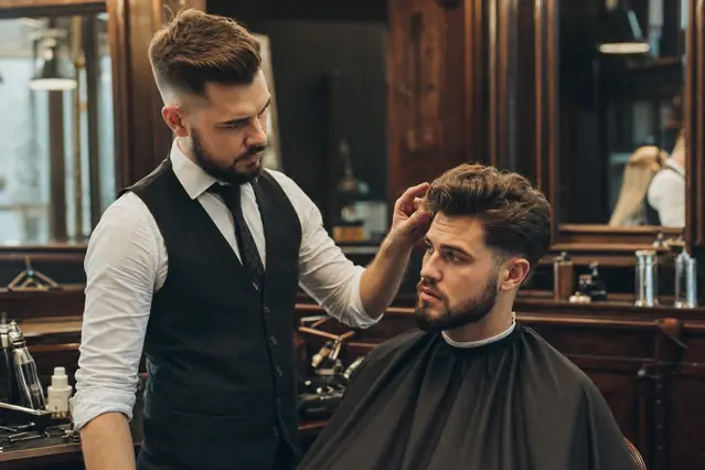 Barber Sanok dla mężczyzn z wymagającymi włosami: jak dobrać cięcie, gdy fryzura trudno się układa